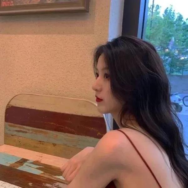 山野妙龄女郎